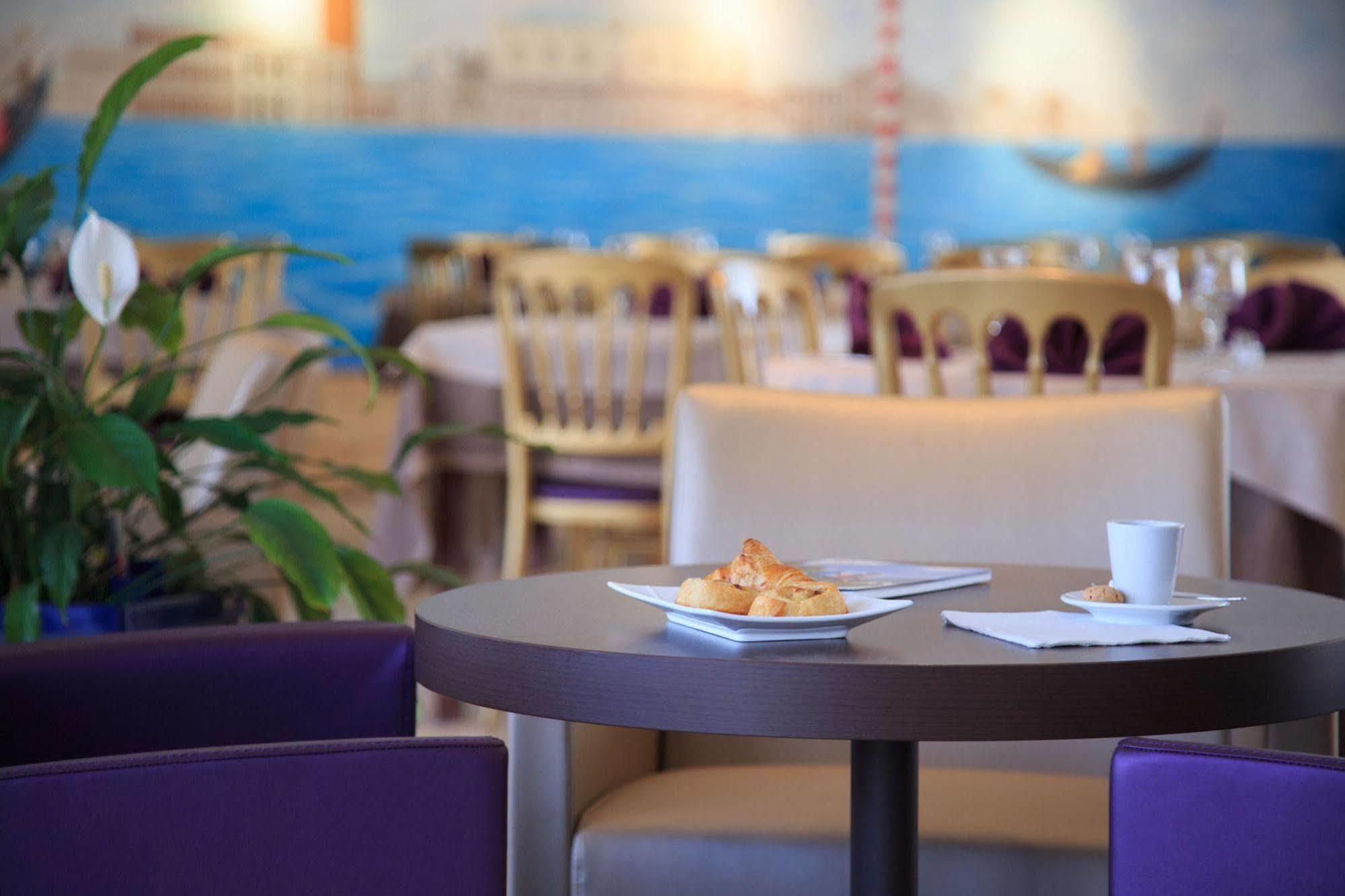 Hotel Novel Restaurant La Mamma Annecy Exterior foto